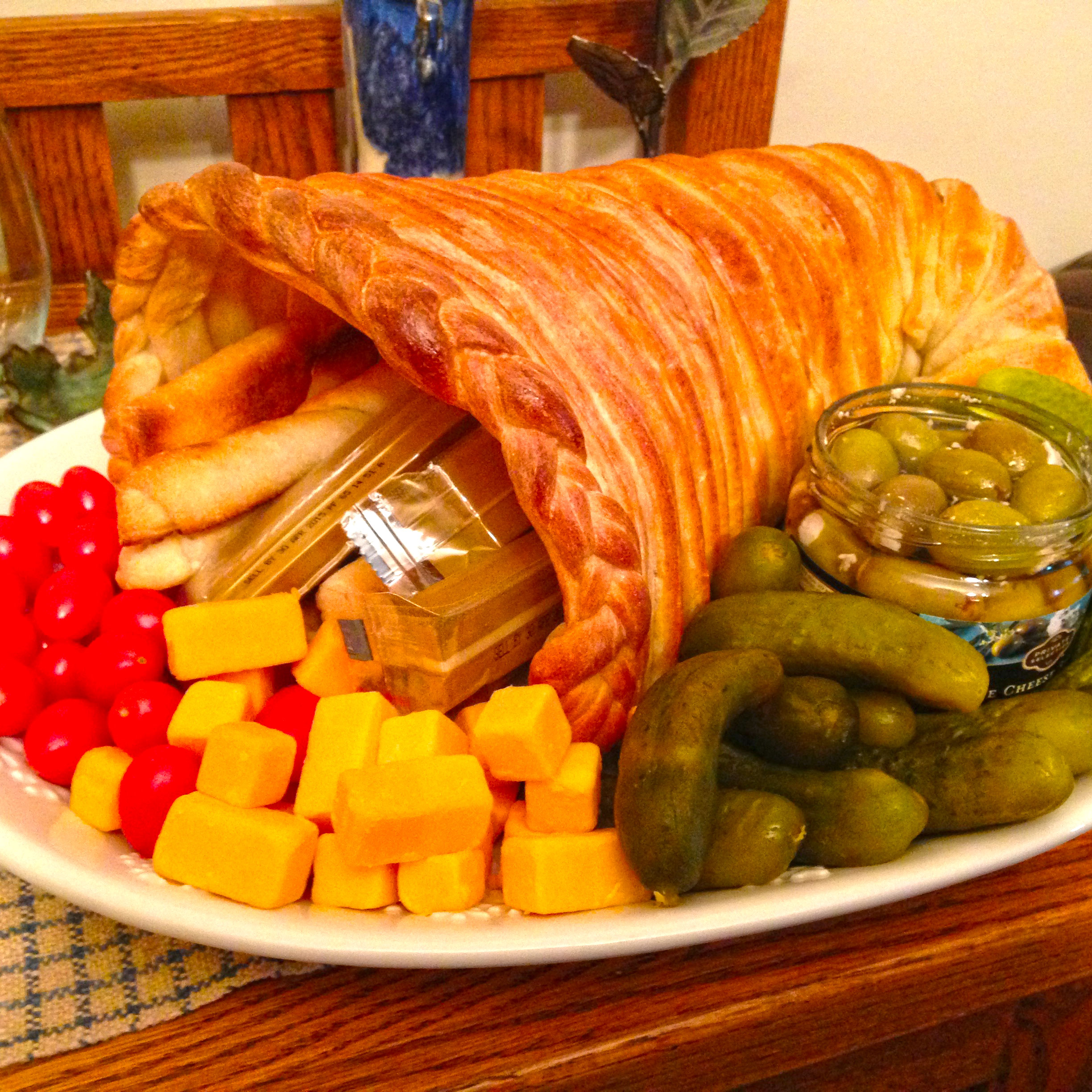 How to make an easy bread cornucopia for Thanksgiving! | JenuineMom.com