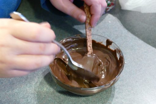 DIY Candy Cane Spoons | Great DIY Christmas Gifts! | JenuineMom.com