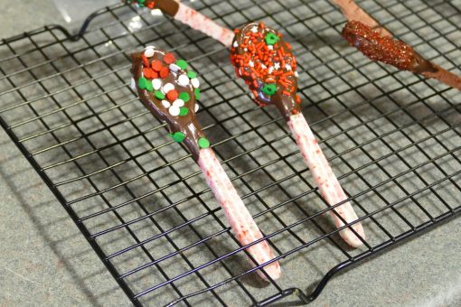 DIY Candy Cane Spoons | Great DIY Christmas Gifts! | JenuineMom.com