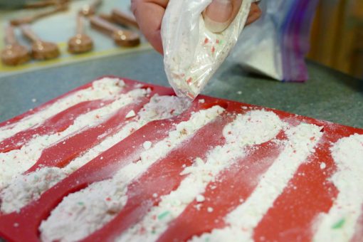 DIY Candy Cane Spoons | Great DIY Christmas Gifts! | JenuineMom.com