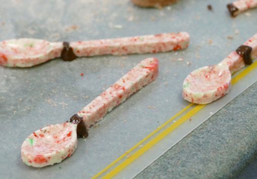 DIY Candy Cane Spoons | Great DIY Christmas Gifts! | JenuineMom.com