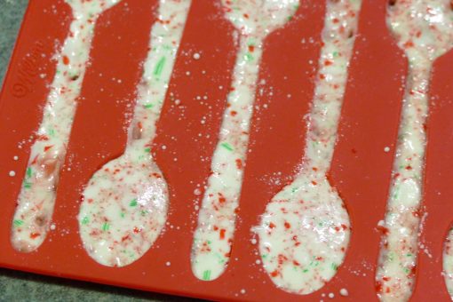 DIY Candy Cane Spoons | Great DIY Christmas Gifts! | JenuineMom.com