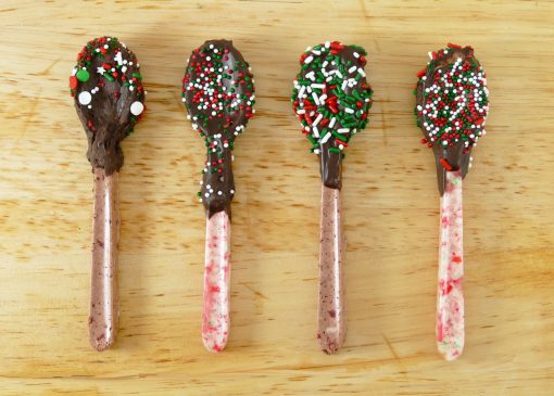 DIY Candy Cane Spoons | Great DIY Christmas Gifts! | JenuineMom.com