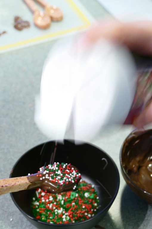 DIY Candy Cane Spoons | Great DIY Christmas Gifts! | JenuineMom.com