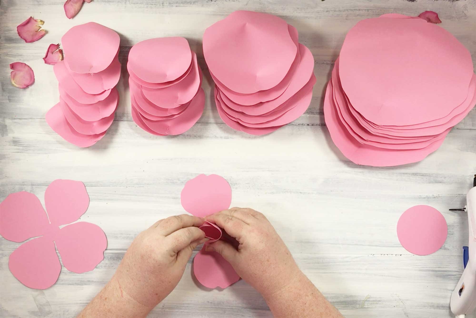 Бумажный цветок 80 глава. Как сделать бумажный цветок на палочке. Как делать из розовой бумаги цветочек большой ну средний. How to Decorate with giant paper Flowers.