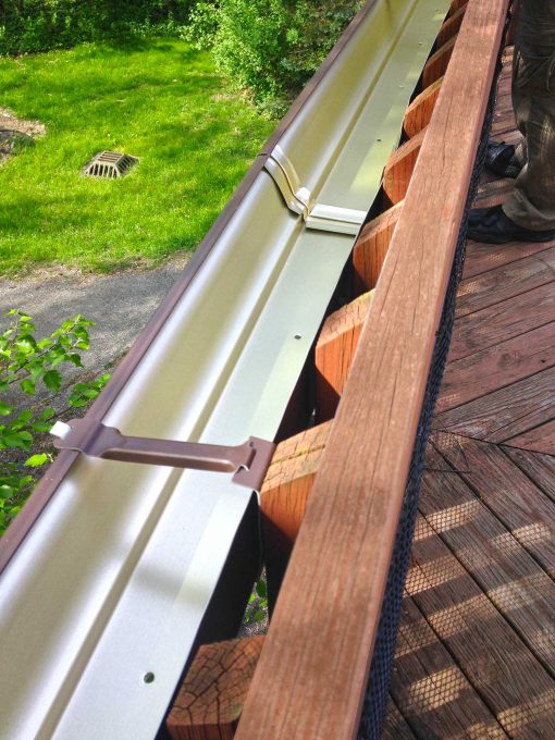 Easy gutter garden on a deck rail