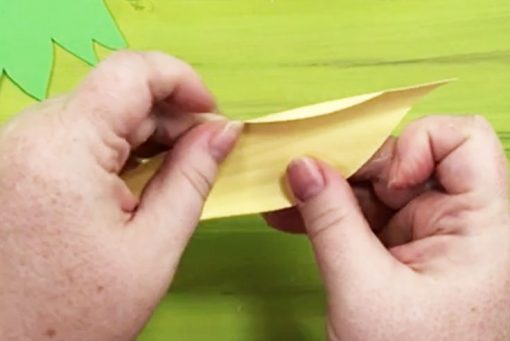 Shape the petal for your paper sunflower