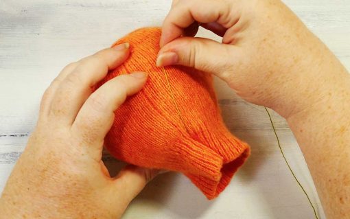 Pull the thread out of the sweater pumpkin