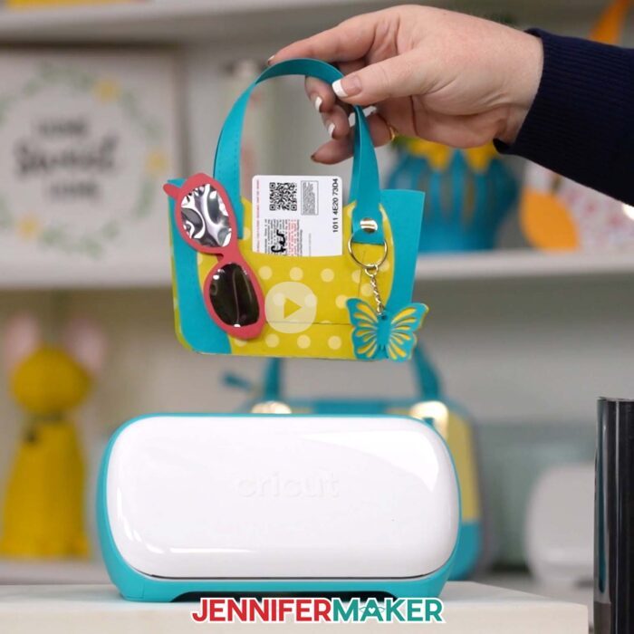 Learn how to make a paper purse with JenniferMaker's tutorial! Stash a gift card in the pocket of the small Cricut Joy-sized version of the gift bag!