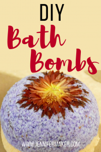 Easy bath bombs! Learn how to make homemade bath bombs with our recipes with and without citric acid. These make great #christmas gifts!