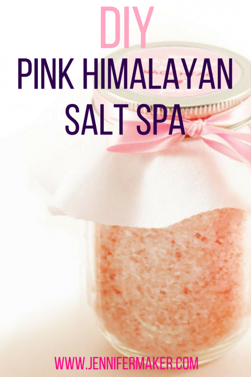 So easy to make! Learn how to make this DIY Pink Himalayan Salt Scrub with essential oils, coconut oil, lavender, and peppermint. Makes a lovely homemade gift for #Christmas. The benefits of the Pink Himalayan salt are awesome! 