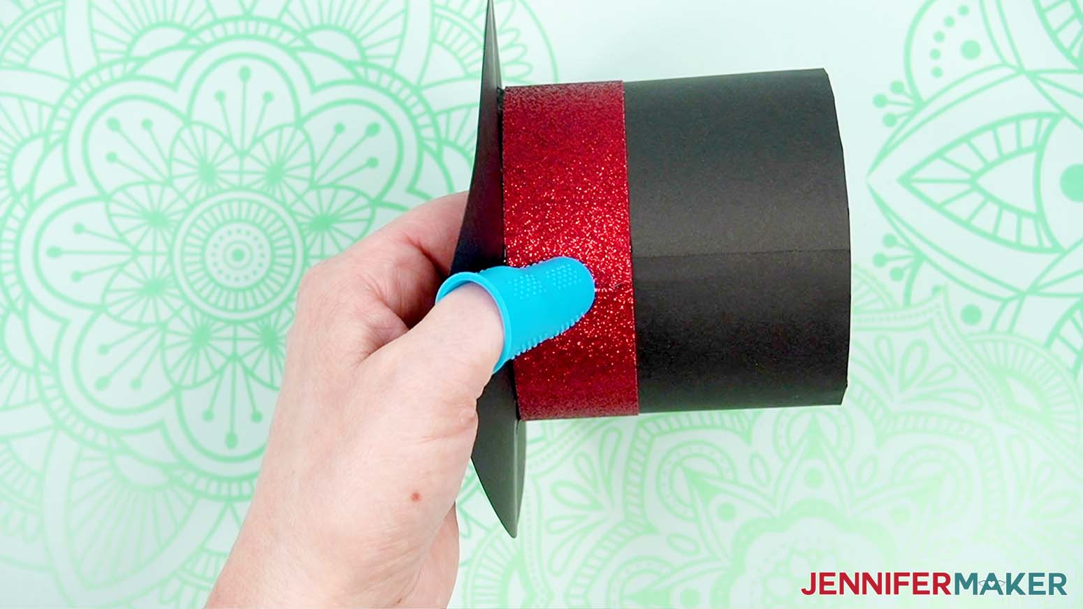 Attach the detail band to the craft glue so that it is flush with the brim.