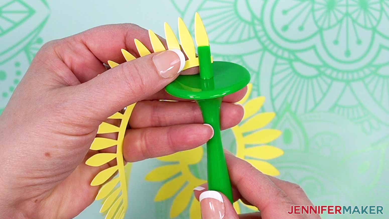 Roll the sunflower with a Flowtool to assemble it.