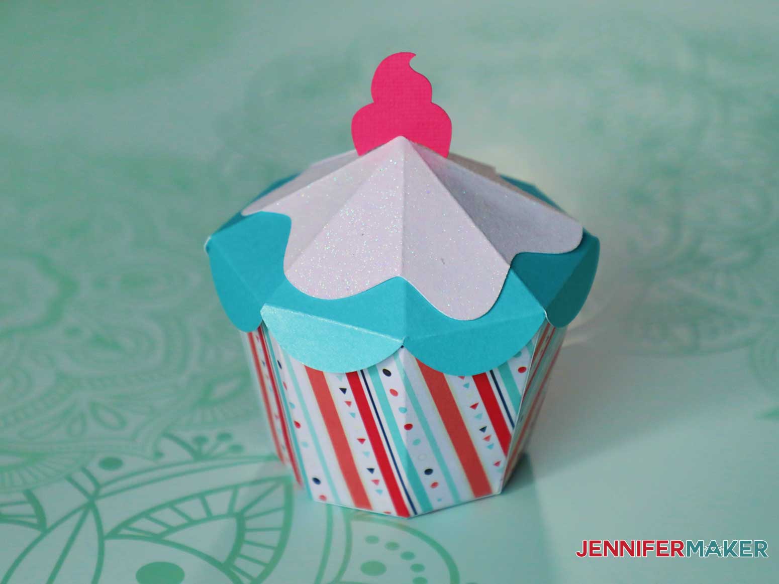 cupcake box by jennifermaker
