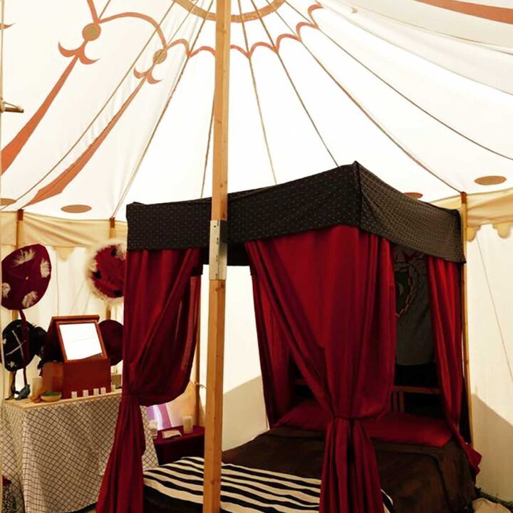 A breakdown four poster bed is an easy DIY clamping idea
