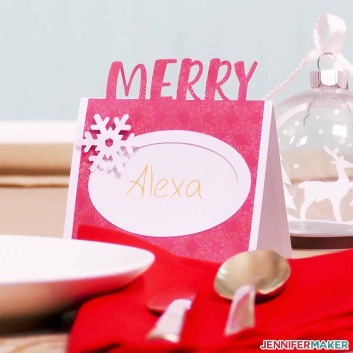 A Merry Christmas DIY holiday place card, made on a Cricut!