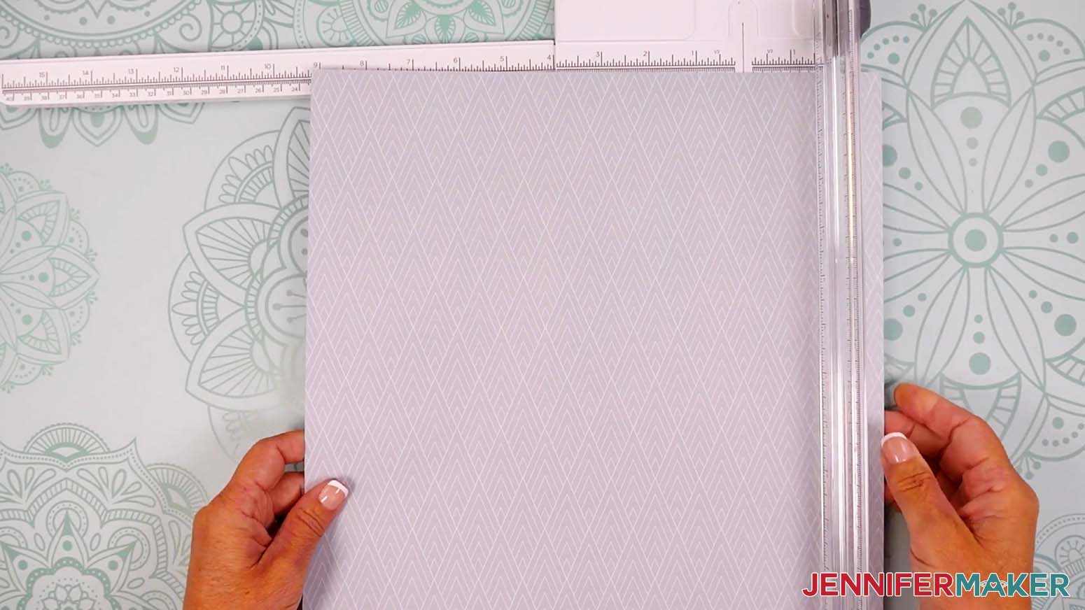 Positiion the wall paper in the correct orientation and place it on the paper trimmer.