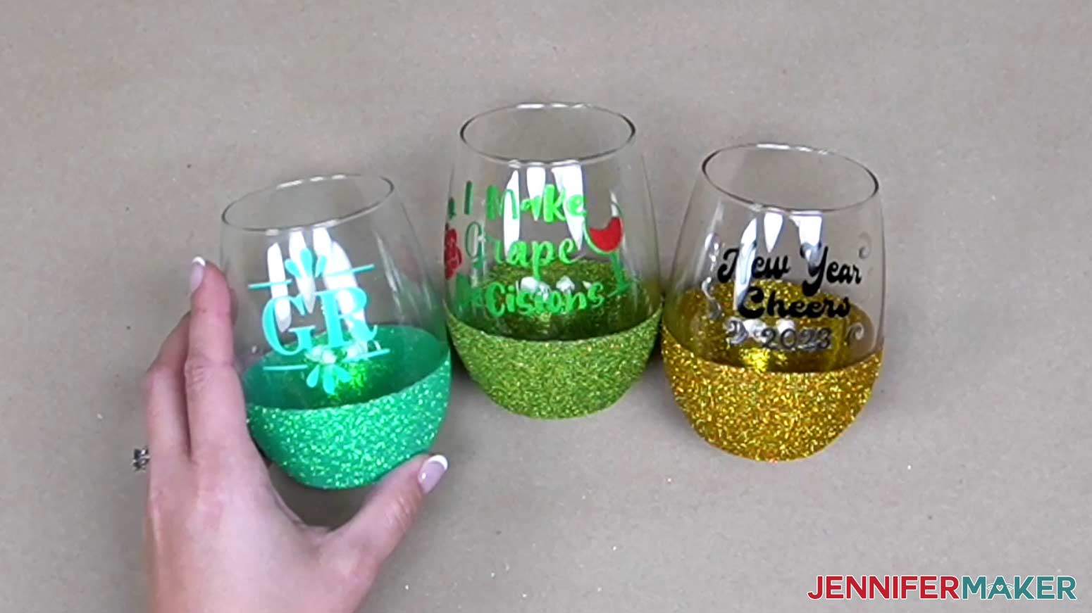 The glitter wine glasses are now ready to show off.