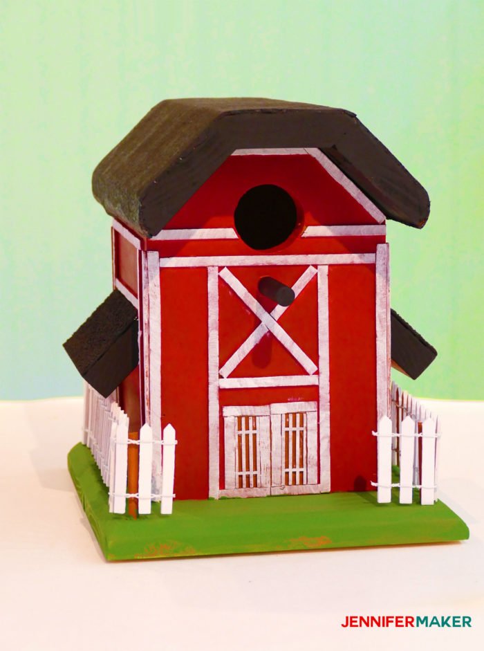 Make an old rustic barn birdhouse with our free birdhouse plans! | diy birdhouse