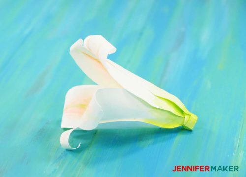 make-paper-lily-flowers-to-celebrate-spring-jennifer-maker