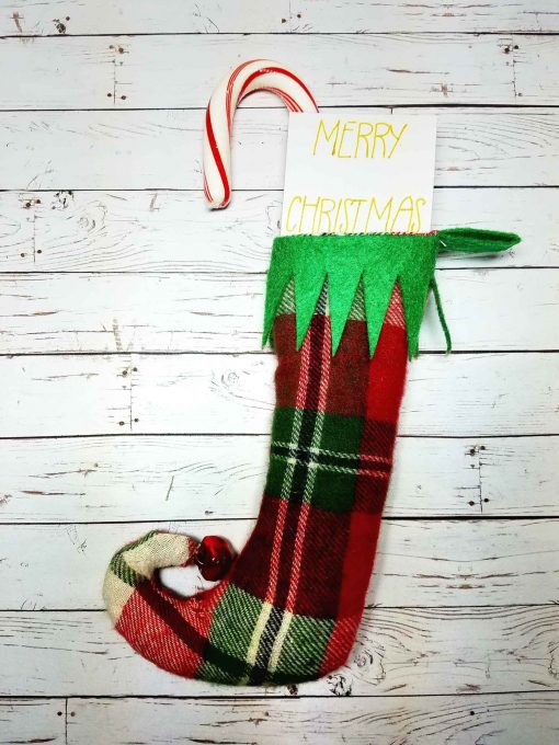 Make this easy DIY elf stocking with a curly toe| easy cute free sewing pattern | #cricut #christmasdecor