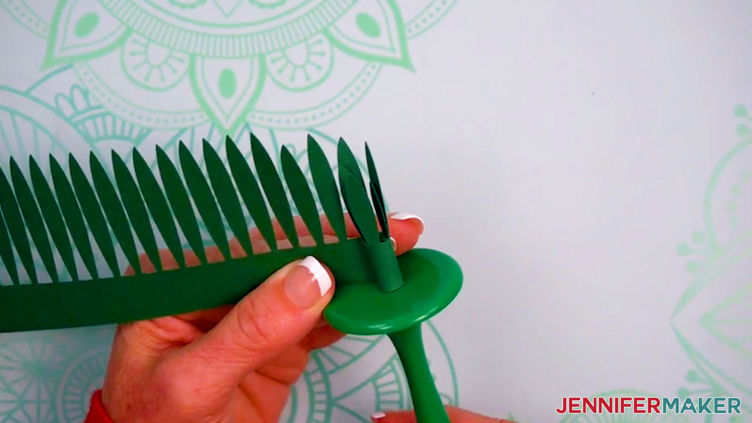 Roll the leaves with the Flowtool.