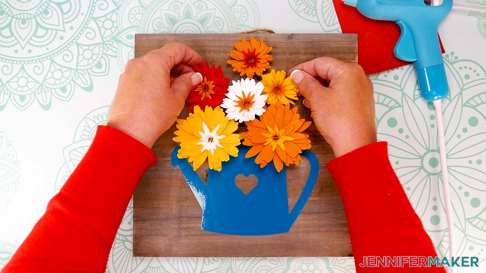 Arrange the daisies on the sign staggering the different sizes.