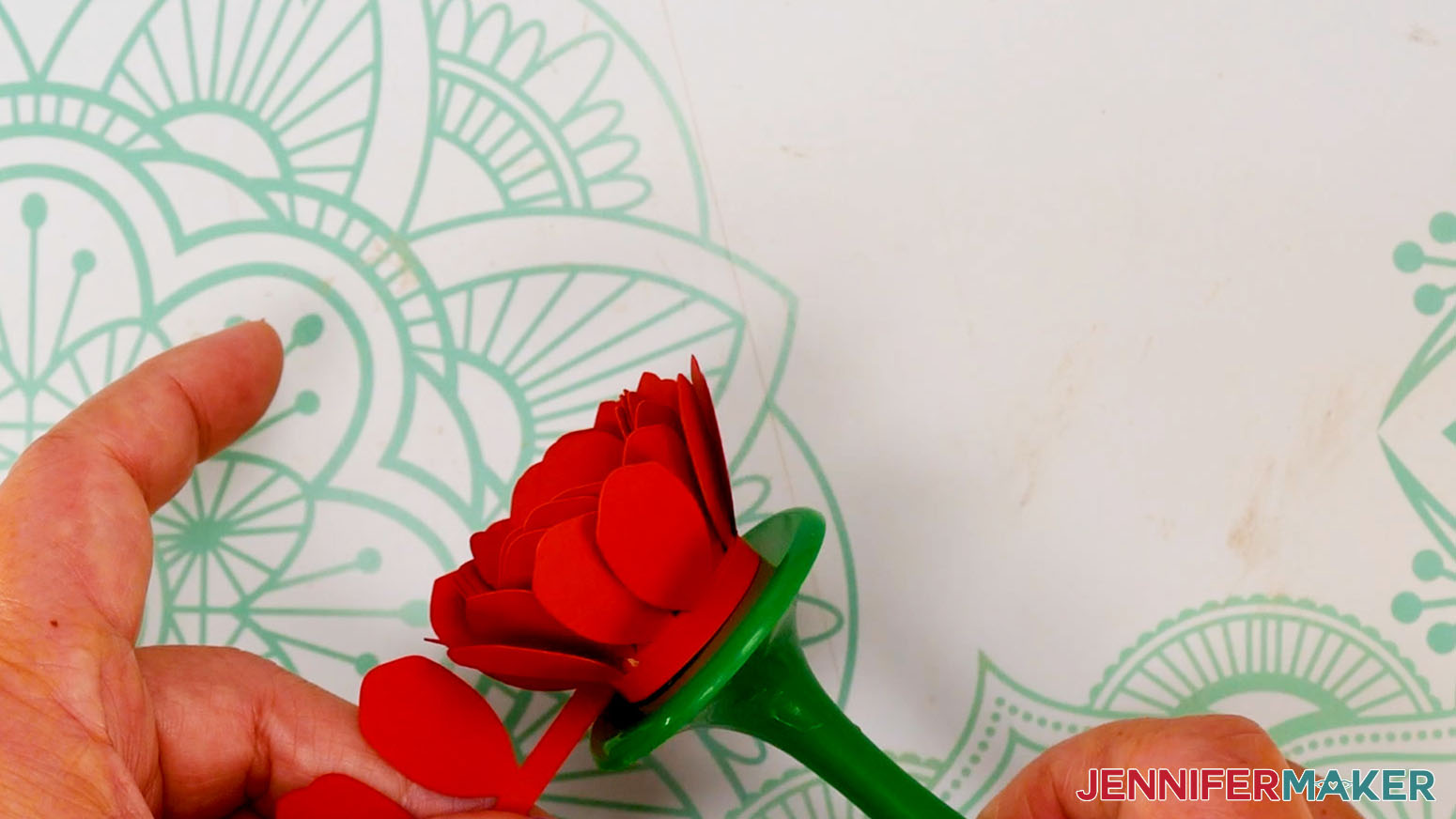 Insert the small end of the gardenia in the Flowtool and roll the flower.