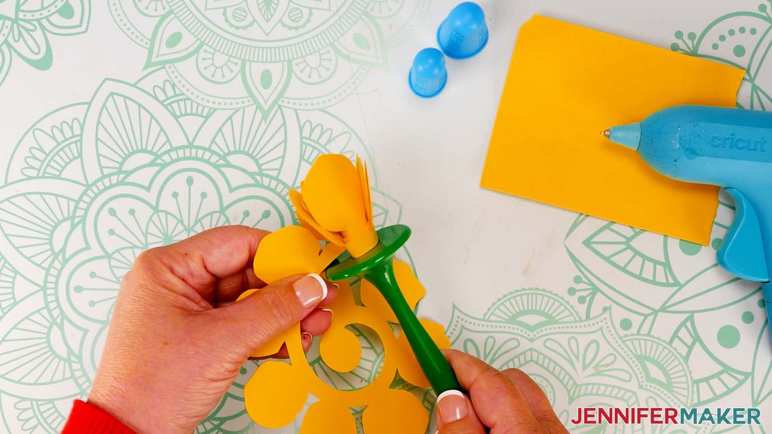 Insert the edge of the rose in the Flowtool to roll it together.