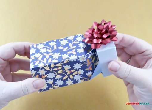 Opening and closing the pull-up gift box