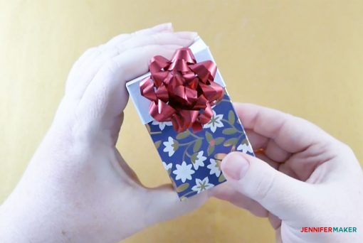 Opening and closing the pull-up gift box