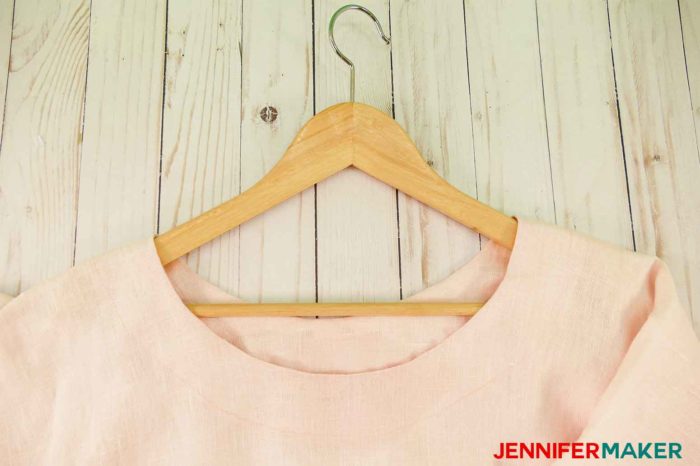 A round jewel neckline on a pink tunic