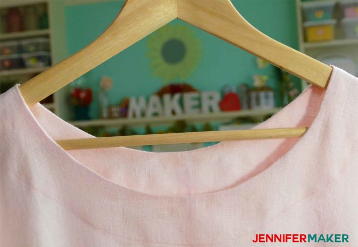 A round jewel neckline on a pink tunic