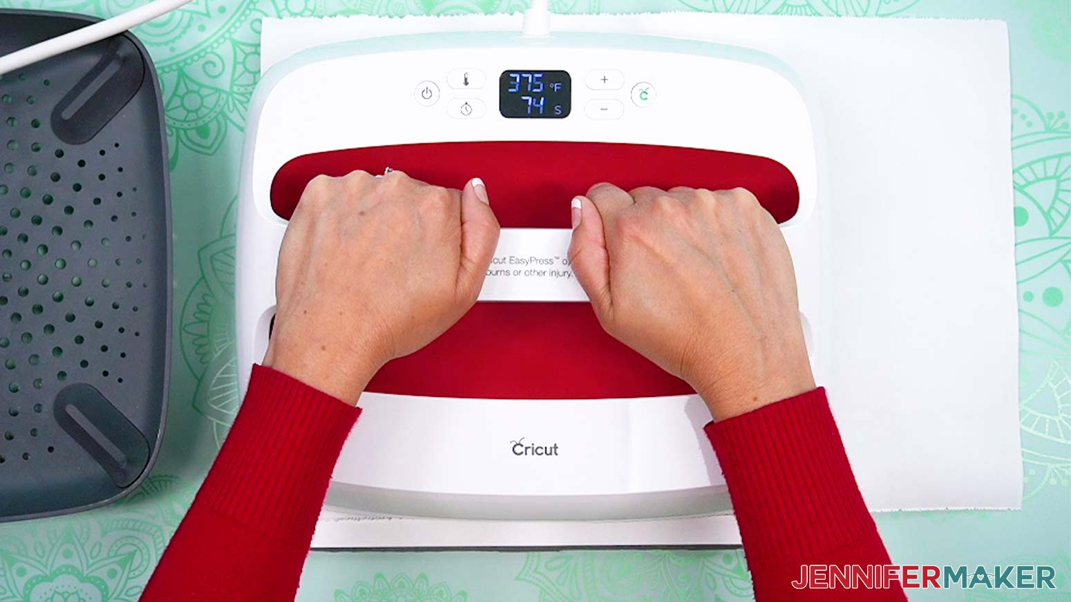 Cover the entire area of your clock face with the EasyPress and heat the blank with strong pressure for 80 seconds to sublimate the print.