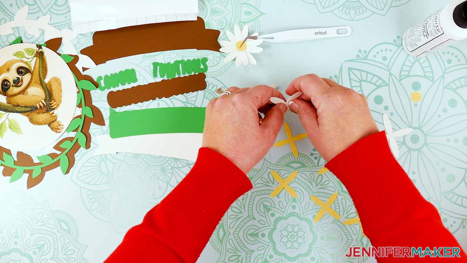 Use a fingernail along the petals from the center to the tip to shape the daisy petals.