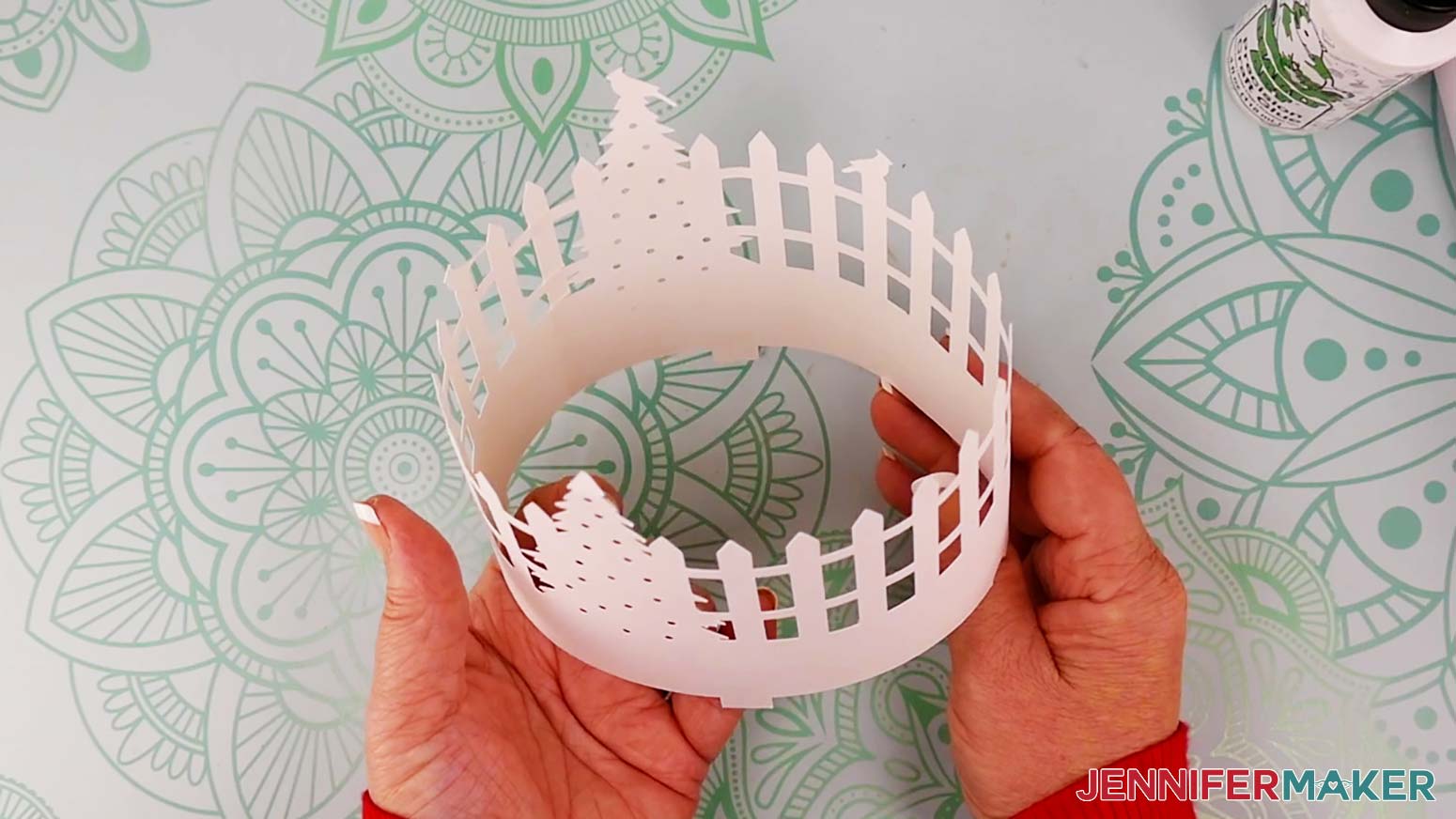 Glue the ends of the fence layer together to form a circle